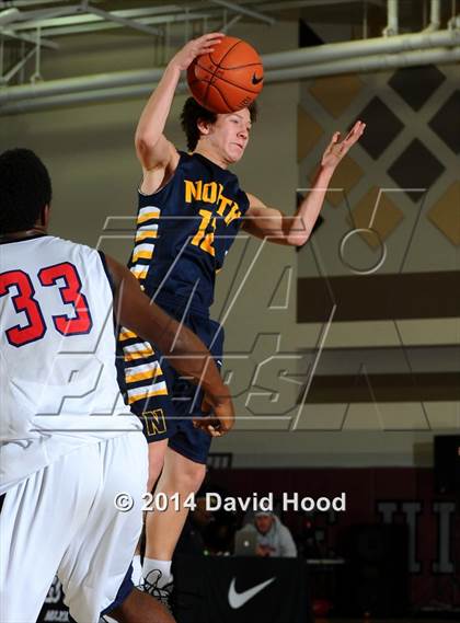 Thumbnail 3 in JW North vs. Leuzinger (MaxPreps Holiday Classic) photogallery.