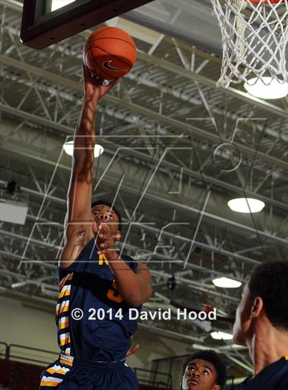 Thumbnail 3 in JW North vs. Leuzinger (MaxPreps Holiday Classic) photogallery.