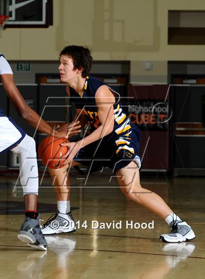 Thumbnail 2 in JW North vs. Leuzinger (MaxPreps Holiday Classic) photogallery.