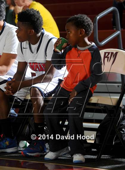 Thumbnail 2 in JW North vs. Leuzinger (MaxPreps Holiday Classic) photogallery.
