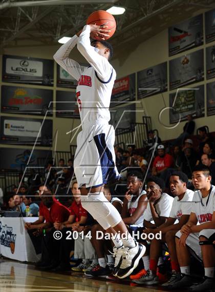 Thumbnail 3 in JW North vs. Leuzinger (MaxPreps Holiday Classic) photogallery.