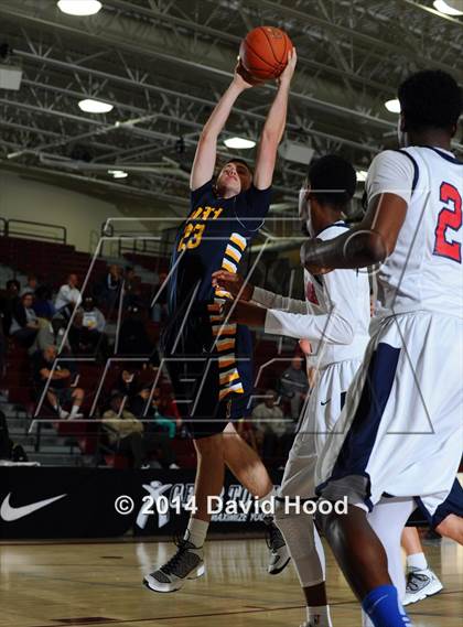 Thumbnail 3 in JW North vs. Leuzinger (MaxPreps Holiday Classic) photogallery.