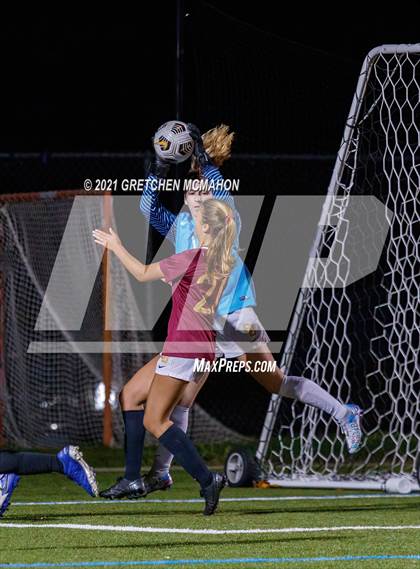 Thumbnail 3 in 11/1/21 Staples vs St Joseph (FCIAC Semifinals) photogallery.