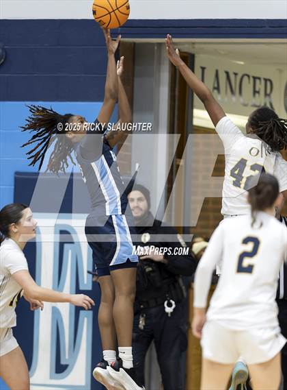 Thumbnail 3 in Belleville East vs O'Fallon (IHSA 4A Regional Final) photogallery.