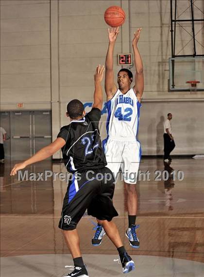 Thumbnail 2 in La Habra vs. Diamond Ranch (Orange Holiday Classic) photogallery.