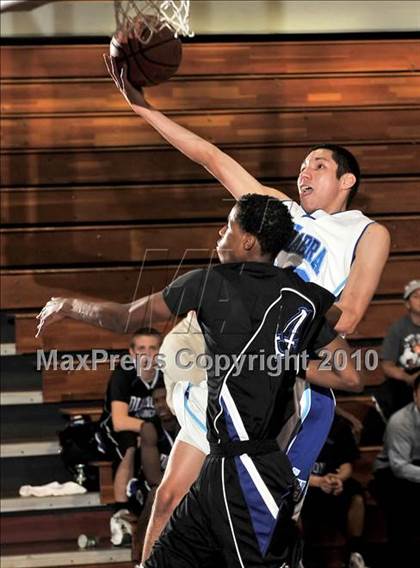 Thumbnail 2 in La Habra vs. Diamond Ranch (Orange Holiday Classic) photogallery.