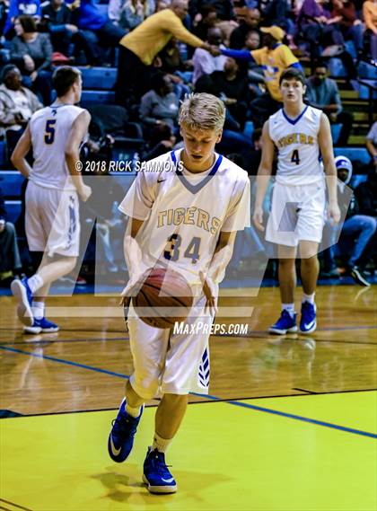 Thumbnail 3 in Mount Pleasant vs. Community School of Davidson (Laurie Ann Crusie Classic Championship) photogallery.