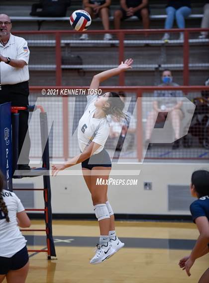 Thumbnail 2 in Harlan vs O'Connor photogallery.
