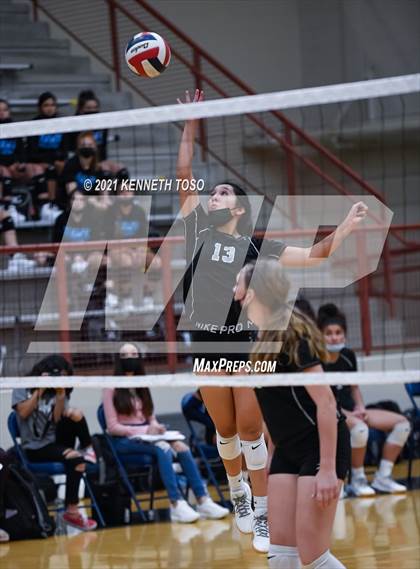 Thumbnail 2 in Harlan vs O'Connor photogallery.