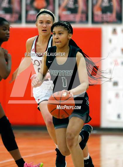 Thumbnail 1 in Parkway Central vs Pattonville (MSHSAA Class 5 District Final) photogallery.
