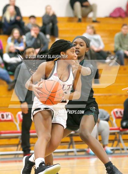 Thumbnail 3 in Parkway Central vs Pattonville (MSHSAA Class 5 District Final) photogallery.