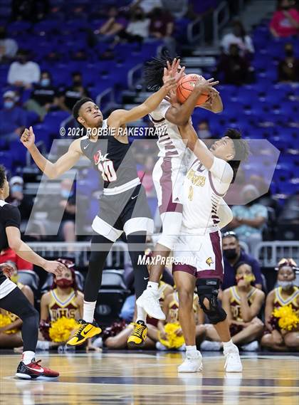 Thumbnail 1 in Beaumont United vs. Kimball (UIL 5A State Championship) photogallery.