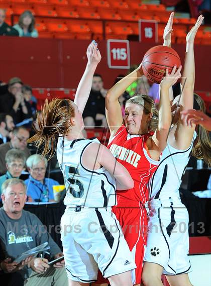 Thumbnail 2 in Paola vs. Tonganoxie (KSHSAA 4A 1st Round) photogallery.