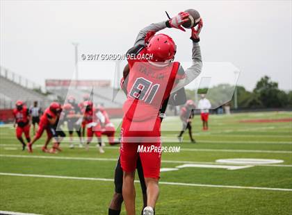 Thumbnail 3 in Cedar Hill Spring Game photogallery.