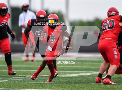 Thumbnail 3 in Cedar Hill Spring Game photogallery.