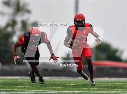 Thumbnail 2 in Cedar Hill Spring Game photogallery.