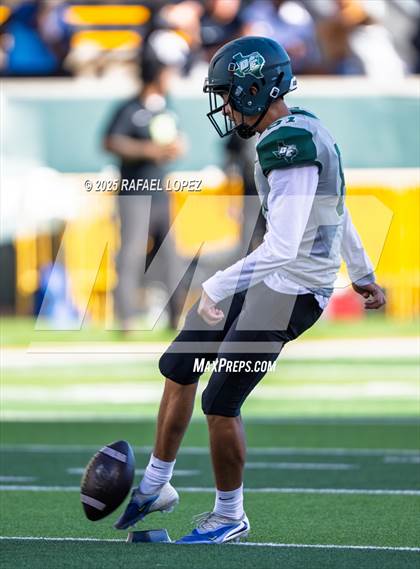 Thumbnail 2 in DeSoto vs. Willis (UIL 6A D2 Football Quarterfinals) photogallery.