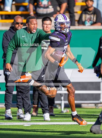 Thumbnail 3 in DeSoto vs. Willis (UIL 6A D2 Football Quarterfinals) photogallery.