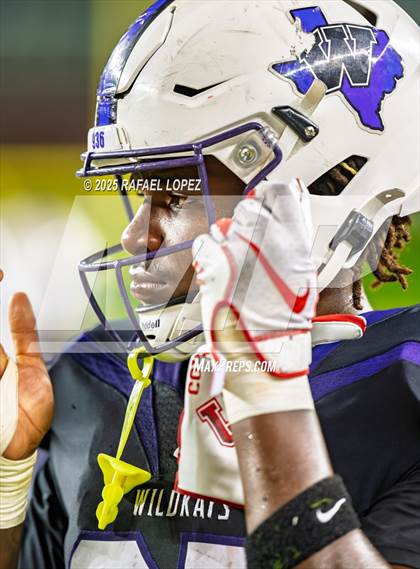 Thumbnail 2 in DeSoto vs. Willis (UIL 6A D2 Football Quarterfinals) photogallery.