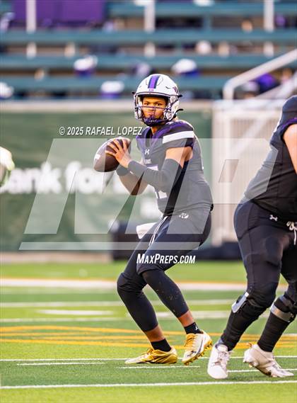Thumbnail 3 in DeSoto vs. Willis (UIL 6A D2 Football Quarterfinals) photogallery.