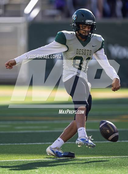 Thumbnail 1 in DeSoto vs. Willis (UIL 6A D2 Football Quarterfinals) photogallery.