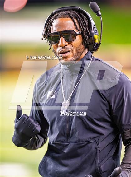 Thumbnail 2 in DeSoto vs. Willis (UIL 6A D2 Football Quarterfinals) photogallery.