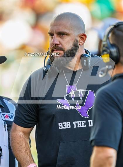 Thumbnail 1 in DeSoto vs. Willis (UIL 6A D2 Football Quarterfinals) photogallery.