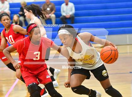 Thumbnail 3 in Mt. Carmel vs Zachary (Scrimmage) photogallery.