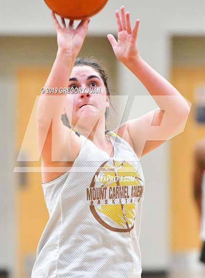 Thumbnail 2 in Mt. Carmel vs Zachary (Scrimmage) photogallery.
