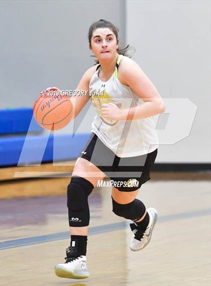 Thumbnail 1 in Mt. Carmel vs Zachary (Scrimmage) photogallery.