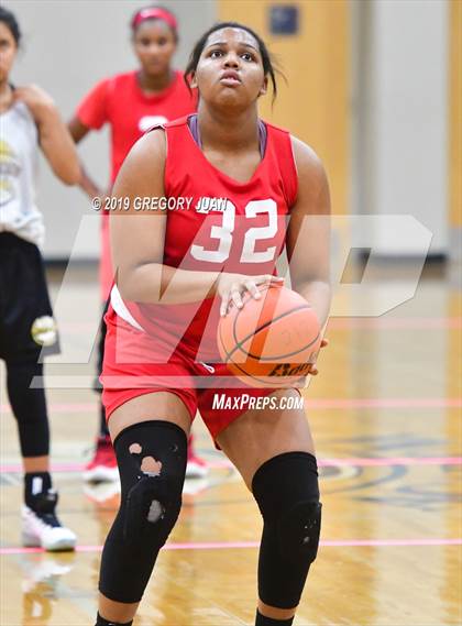 Thumbnail 1 in Mt. Carmel vs Zachary (Scrimmage) photogallery.