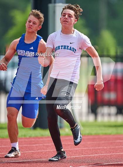 Thumbnail 1 in Northland Christian Relays (200M) photogallery.