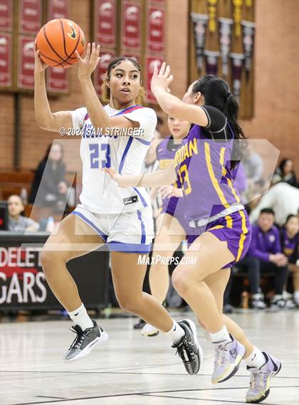 Thumbnail 2 in Archbishop Riordan vs. Folsom (Ionescu Showcase) photogallery.