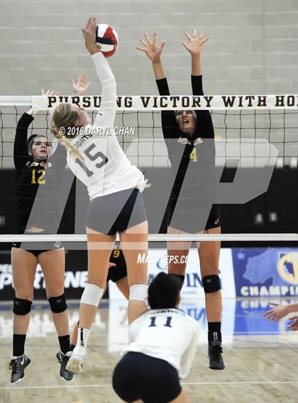 Thumbnail 2 in Menlo School vs. Point Loma (CIF State D4 Final) photogallery.