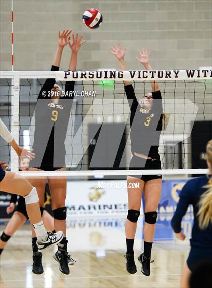 Thumbnail 2 in Menlo School vs. Point Loma (CIF State D4 Final) photogallery.