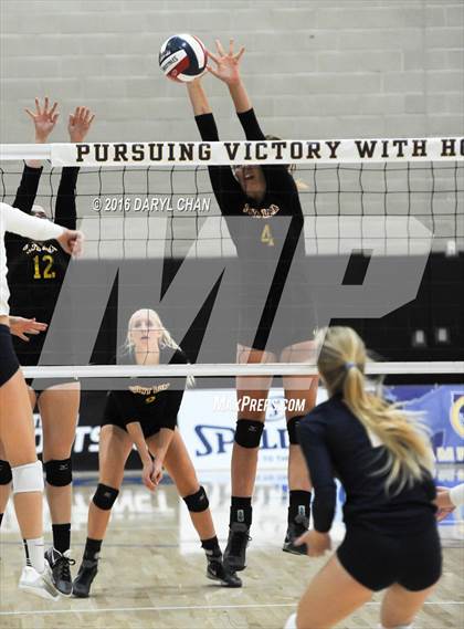 Thumbnail 3 in Menlo School vs. Point Loma (CIF State D4 Final) photogallery.