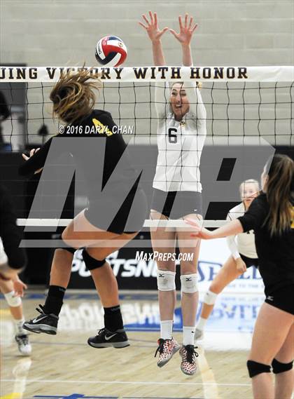Thumbnail 2 in Menlo School vs. Point Loma (CIF State D4 Final) photogallery.