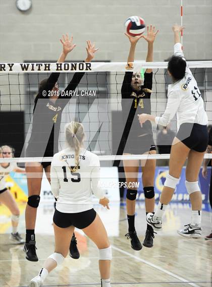 Thumbnail 2 in Menlo School vs. Point Loma (CIF State D4 Final) photogallery.