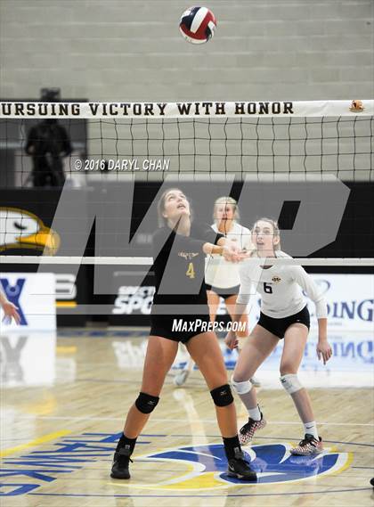 Thumbnail 1 in Menlo School vs. Point Loma (CIF State D4 Final) photogallery.