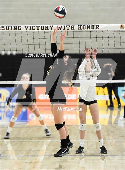 Thumbnail 2 in Menlo School vs. Point Loma (CIF State D4 Final) photogallery.