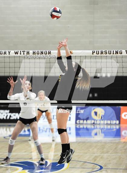 Thumbnail 1 in Menlo School vs. Point Loma (CIF State D4 Final) photogallery.