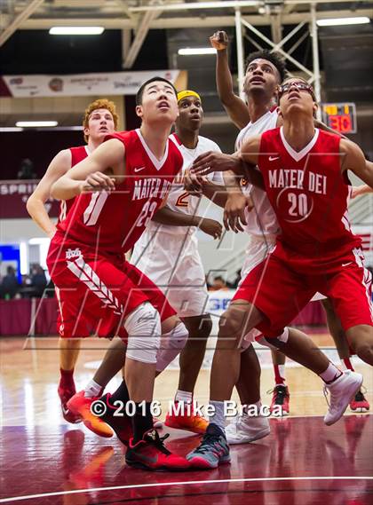 Thumbnail 2 in Mater Dei vs. Oak Hill Academy (Spalding Hoophall Classic) photogallery.