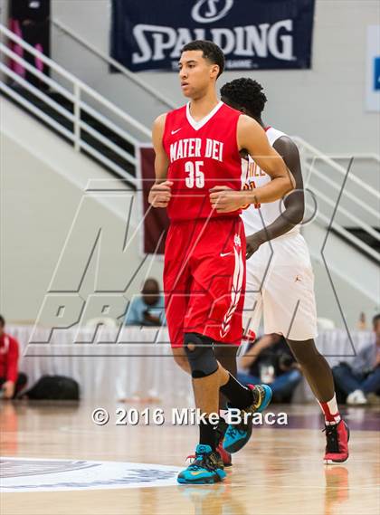 Thumbnail 3 in Mater Dei vs. Oak Hill Academy (Spalding Hoophall Classic) photogallery.