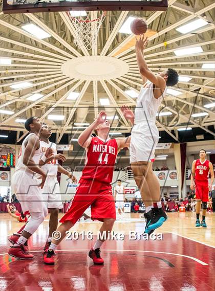 Thumbnail 2 in Mater Dei vs. Oak Hill Academy (Spalding Hoophall Classic) photogallery.