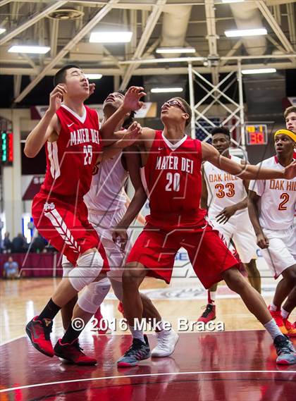 Thumbnail 3 in Mater Dei vs. Oak Hill Academy (Spalding Hoophall Classic) photogallery.