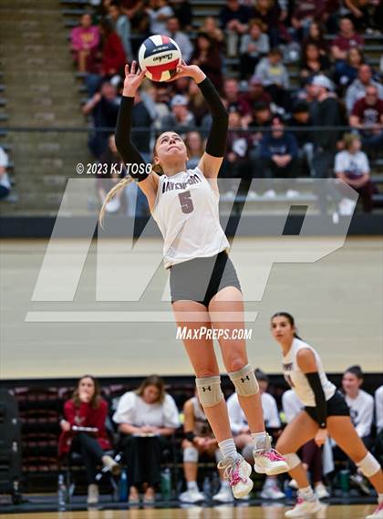 Thumbnail 2 in Davenport vs. Calallen (UIL 4A Regional Semi-Final) photogallery.