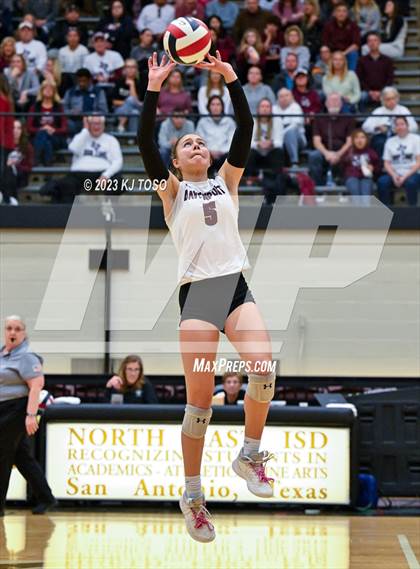 Thumbnail 3 in Davenport vs. Calallen (UIL 4A Regional Semi-Final) photogallery.