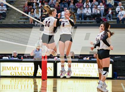 Thumbnail 3 in Davenport vs. Calallen (UIL 4A Regional Semi-Final) photogallery.