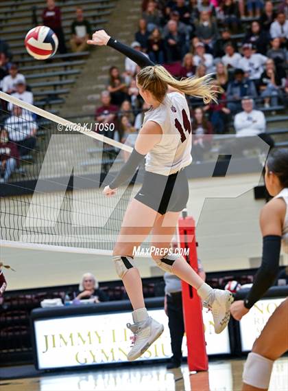 Thumbnail 2 in Davenport vs. Calallen (UIL 4A Regional Semi-Final) photogallery.