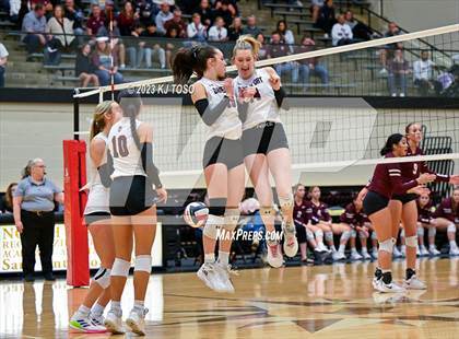 Thumbnail 1 in Davenport vs. Calallen (UIL 4A Regional Semi-Final) photogallery.